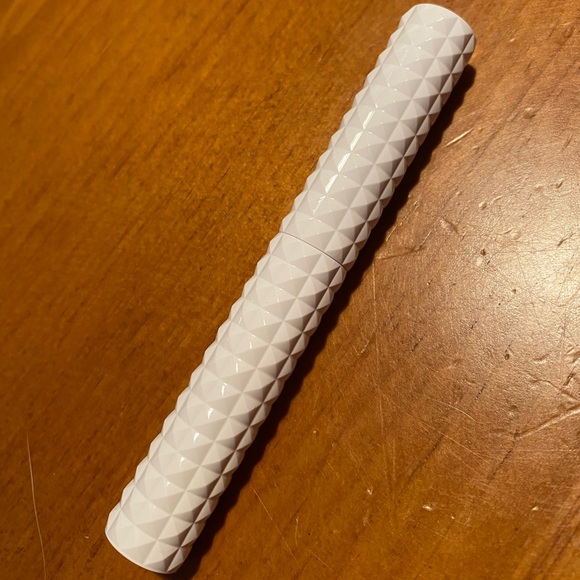 Kat Von D Epic Kiss Lipstick - Picture 2 of 13